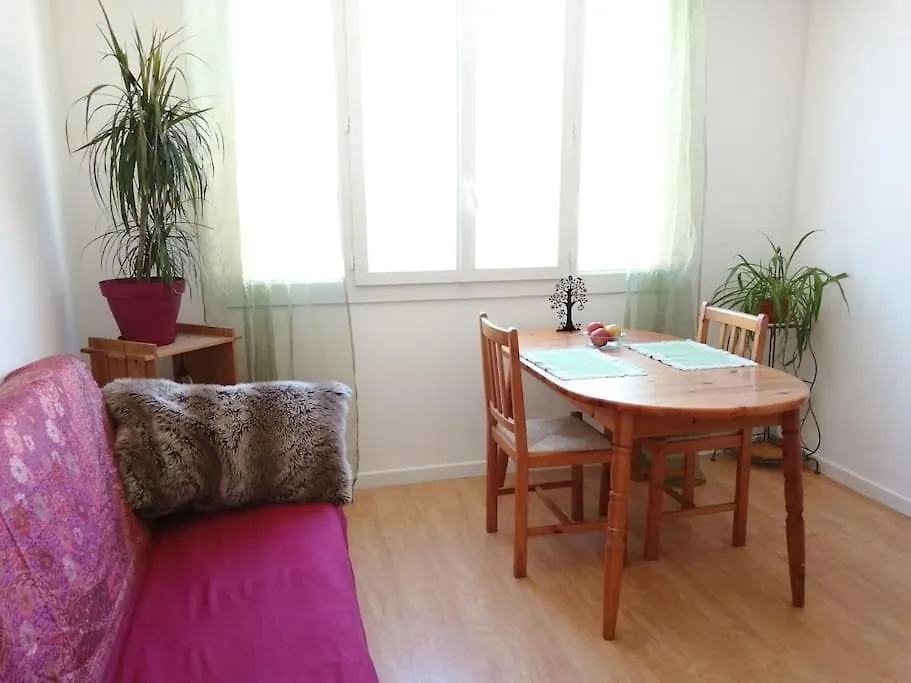 Bright Central Apartment Close To St Charles Station location
